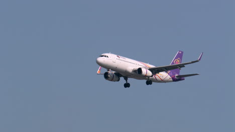 Los-Trenes-De-Aterrizaje-De-Un-Avión-Están-Bajados-Mientras-Se-Prepara-Para-Aterrizar-En-La-Pista-Del-Aeropuerto-De-Suvharnabhumi-En-Bangkok,-Tailandia.