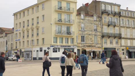 Peatones-Caminando-Por-La-Calle-En-El-Casco-Antiguo-De-La-Rochelle-En-Francia