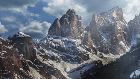 Berglandschaft---Zeitrafferaufnahme-Der-Majestätischen-Dolomiten,-Italiens-Alpiner-Pracht