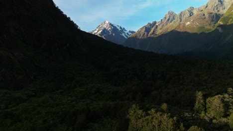 Valle-De-Montaña-Sombreado-Con-Picos-Rocosos-Cubiertos-De-Nieve-En-Milford-Sound