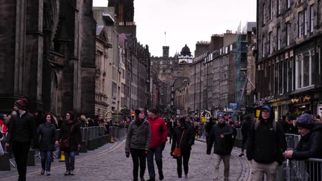 Gente-Caminando-Por-La-Royal-Mile-Mirando-Hacia-El-Castillo-De-Edimburgo-En-Invierno,-Escocia