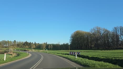 POV-Fahrt-Im-Ländlichen-Dänemark-Mit-Einer-Gruppe-Von-Bikern-Vor-Dem-Auto