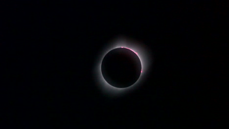 Ampliación-Del-Eclipse-Solar-Que-Muestra-Protuberancias,-Corona-Y-Efecto-De-Anillo-De-Diamantes.