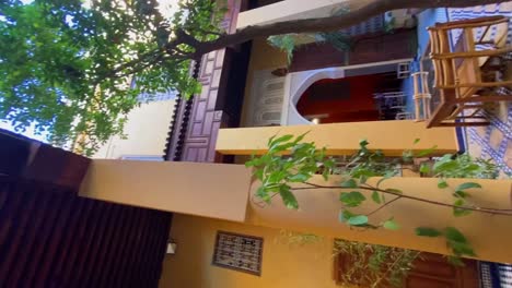 Riad-Tradicional-Marroquí-Vertical-Y-Jardín-Interior