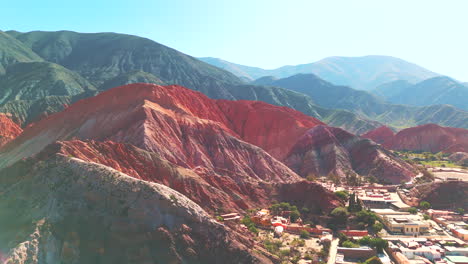 Vista-De-Pájaro-Del-Hermoso-Y-Colorido-Pueblo-De-Purmamarca-Con-Su-Imponente-Cerro-De-Siete-Colores