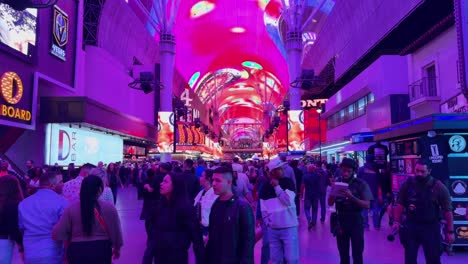 Las-Vegas-nightlife-with-crowd-of-people-at-Fremont-Street-Experience-at-night