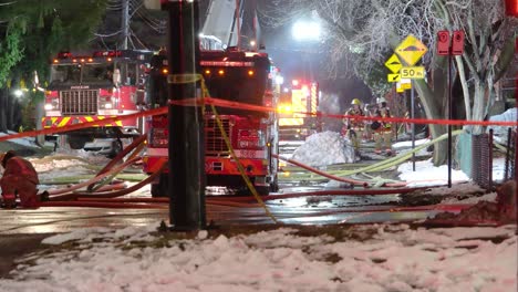 Feuerwehrleute-Und-Feuerwehrauto-Am-Ort-Des-Geschehens-In-Der-Nacht-Montreal-Kanada