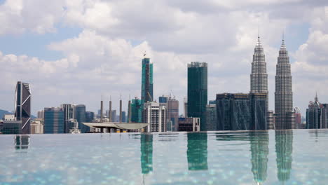 Panorama-Der-Wolkenkratzer-Von-Kuala-Lumpur-Vom-Infinity-Pool-Auf-Dem-Dach-Des-Hotels-An-Einem-Sonnigen-Tag