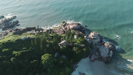 Das-Meer-Schlägt-Gegen-Die-Felsen-Am-Strand-Joaquina-In-Florianopolis,-Brasilien