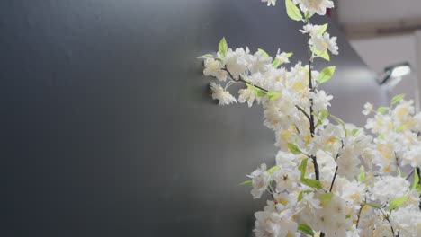 Elegantes-Ramas-Artificiales-De-Cerezos-En-Flor-Sobre-Un-Fondo-Desenfocado,-Perfectas-Para-Escenas-Serenas-De-Decoración-Interior