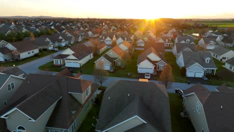 Einheitliche-Häuser-Während-Des-Frühlingssonnenuntergangs-In-Einem-Amerikanischen-Viertel