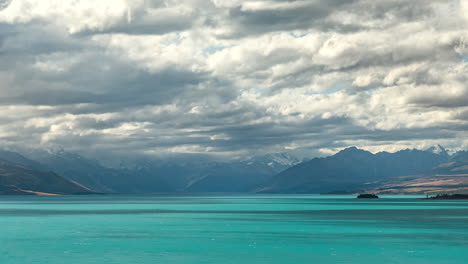 Niedrige-Wolken-Ziehen-über-Die-Leuchtend-Türkisfarbene-Oberfläche-Des-Lake-Pukaki,-Neuseeland,-Zeitraffer