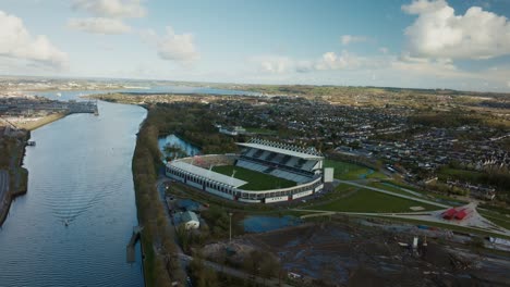 Vista-Aérea-Del-Estadio-De-Corcho-Ciudad-De-Corcho-Ballintemple-Irlanda-4k-04