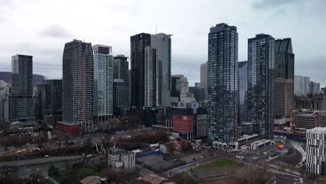 Drone-Acercándose-A-Montreal-Moderno-Horizonte-Paisaje-Urbano-Edificio-Urbano-Quebec-Canadá-Ciudad-Inteligente-Imágenes-Aéreas