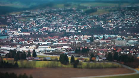 Vista-Aérea-En-Miniatura-De-Un-Pequeño-Pueblo-En-La-Alemania-Rural-Y-El-Paisaje-Circundante.