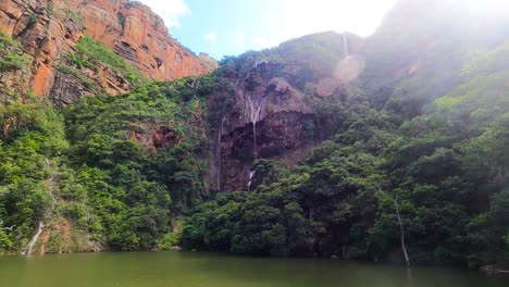 Escarpado-Acantilado-Rocoso-Con-Bosques-Y-Cascadas-En-El-Cañón-Del-Río-Blyde,-Sudáfrica