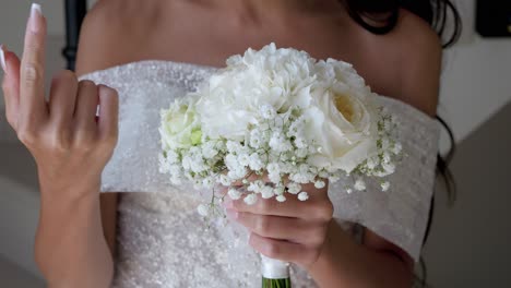 Toma-En-Cámara-Lenta-De-Una-Novia-Con-Un-Hermoso-Vestido-Blanco-Sosteniendo-Un-Ramo-Blanco