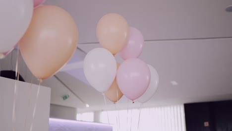 Pastellfarbene-Luftballons-Schweben-Als-Festliche-Partydekoration-In-Einem-Modernen-Raum