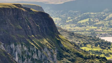 La-Carretera-De-La-Costa-De-Antrim-En-Irlanda-Del-Norte.