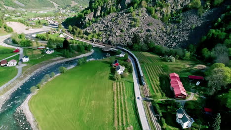 Vista-Aérea-De-Un-Ferrocarril-En-El-Pintoresco-Pueblo-De-Flam-En-Noruega