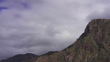 Cloudscape-De-Las-Montañas-En-La-Ciudad-De-Cafayate,-Provincia-De-Salta,-Argentina.