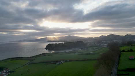 A-Medida-Que-La-Luz-De-La-Mañana-Emerge-Sobre-Las-Colinas-Y-Las-Costas-Del-Océano-De-La-Riviera-Portuguesa-En-Azores,-Portugal,-Captura-La-Serenidad-Y-La-Tranquilidad-Del-Paisaje-Costero.