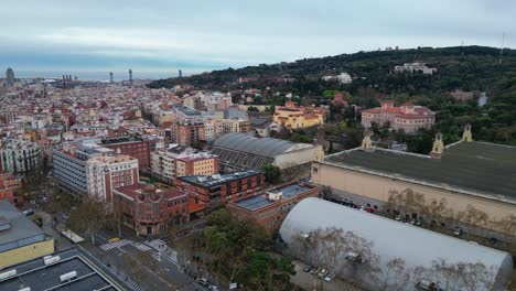 Horizonte-De-Barcelona-Con-Coloridos-Edificios-Al-Atardecer,-Mostrando-Densidad-Urbana,-Vista-Aérea