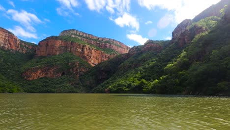 Grünes-Wasser-Im-Blyde-River-Canyon-Mit-Majestätischen-Uferbergen,-Südafrika