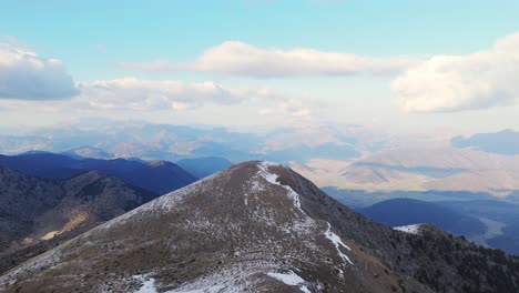 Dolly-Aéreo-Panorámico-Sobre-El-Pico-De-La-Montaña-Del-Peloponeso-Y-Valles-Cubiertos-De-Nieve.