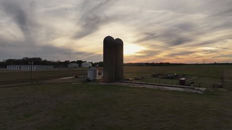 Silo-at-a-farm-in-Alabama-at-sunset