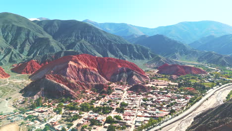 Vista-Aérea-Panorámica-Que-Te-Dejará-Sin-Aliento,-Capturando-Los-Fantásticos-Colores-De-Purmamarca.