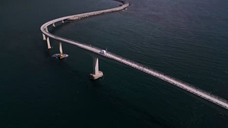 Minivan-Fahrt-über-Die-Brücke-Zur-Insel-Runde,-Norwegen