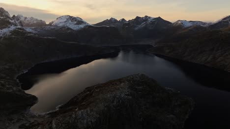 Luftaufnahme-Der-Schönen-Landschaft-Des-Schneebedeckten-Berges-Norwegens-Im-Winter