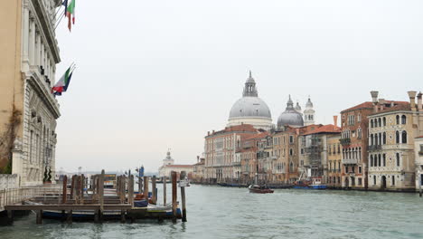 Gran-Cúpula-De-Santa-Maria-Della-Salute-Con-El-Gran-Canal-En-Venecia,-Italia
