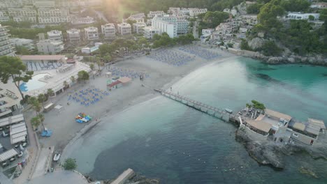 Complejo-Hotelero-En-Mallorca-En-Una-Playa-Gigante-Junto-Al-Mar-Desde-Arriba