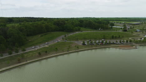 Panorama-Del-Parque-Shelby-Farms-En-La-Orilla-Del-Lago-Patriot-En-Memphis,-Tennessee