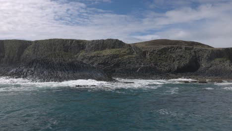 Toma-De-Establecimiento-Lento-De-Las-Famosas-Rocas-Basálticas-En-La-Costa-De-La-Isla-De-Staffa.