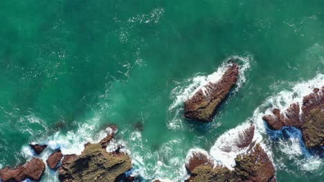 Olas-Del-Océano-Rompiendo-En-Afloramientos-Rocosos-En-Laguna-Beach-En-El-Condado-De-Orange,-California