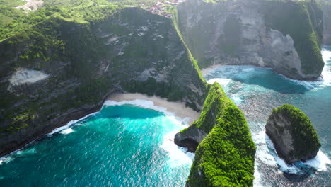 Panoramic-aerial-establish-of-Kelingking-Beach,-Nusa-Penida,-and-Batu-Raharja