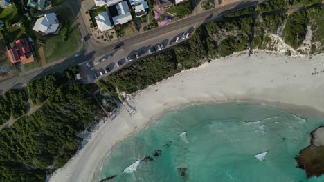 Antena-De-Arriba-Hacia-Abajo-De-West-Beach-En-Esperance,-Australia-Occidental-Durante-El-Día-Soleado