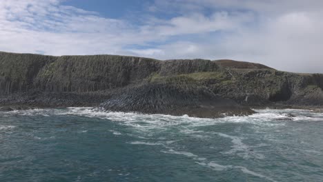 Langsame-Dolly-Aufnahme-Entlang-Der-Insel-Staffa-Von-Einem-Kreuzfahrtschiff-Im-Sommer