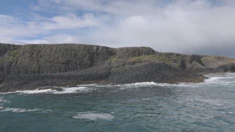 Einspielung-Der-Berühmten-Sechseckigen-Basaltfelsen-Der-Insel-Staffa