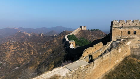 Gran-Muralla-Jinshanling-Con-Zona-Montañosa-Del-Condado-De-Luanping,-Chengde,-Provincia-De-Hebei,-En-El-Noreste-De-La-Ciudad-De-Beijing,-China.