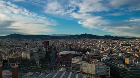 Skyline-Von-Barcelona-Mit-Markanten-Sehenswürdigkeiten-Unter-Blauem-Himmel,-Luftaufnahme