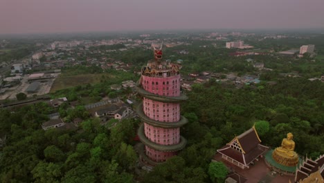 Estatua-Del-Dragón-En-El-Templo-Wat-Samphran-En-Bangkok,-Disparo-Aéreo-De-Drones
