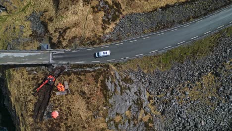 Vista-De-Arriba-Hacia-Abajo-De-La-Minivan-Entrando-Al-Puente-Hacia-La-Isla-Runde,-Noruega