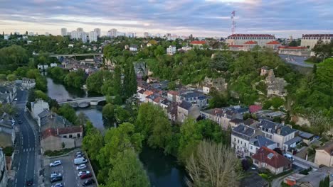 Cruce-Del-Río-Clain-Ciudad-De-Poitiers,-Francia