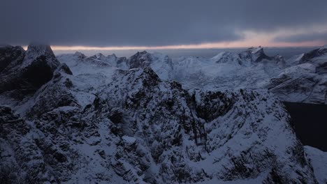 Vista-Aérea-Del-Hermoso-Paisaje-De-La-Montaña-Nevada-De-Noruega-Durante-El-Invierno