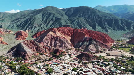 Vista-De-Pájaro-De-La-Fabulosa-Purmamarca-Y-Su-Famoso-Cerro-De-Los-Siete-Colores-