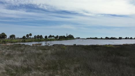 Drohnenanflug-Auf-Den-Leuchtturm-Von-St.-Mark-Mit-Dem-Golf-Von-Mexiko-Im-Hintergrund